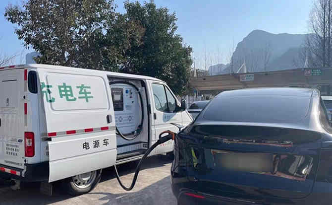 三江汽车搭电